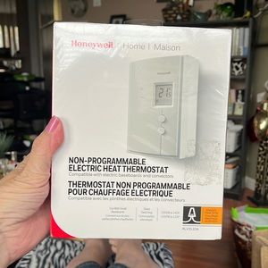 Honeywell RV3120A Non-Programmable Electric Heat Thermostat. Brand New In Box!